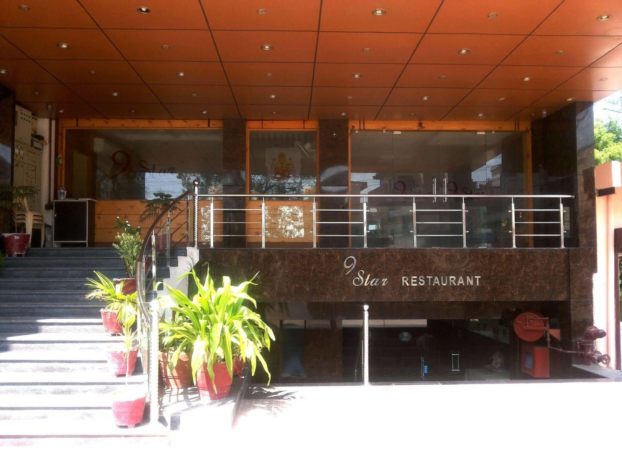 Star Hotel アーグラ エクステリア 写真